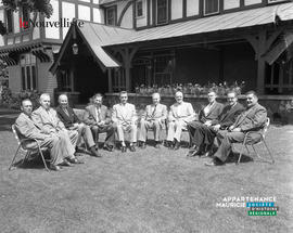 001 - Groupe d'hommes à l'extérieur