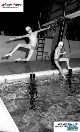 Personnes sautant dans la piscine