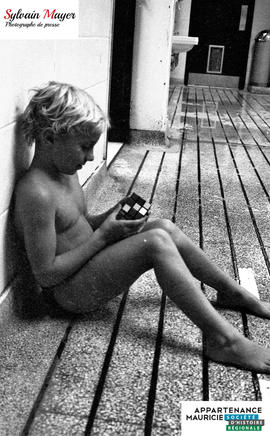 Enfant avec un cube Rubik's