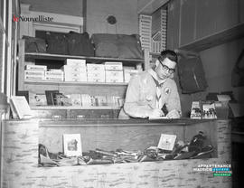 001 - Scout derrière un comptoir