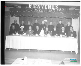 001 - Hommes à une table