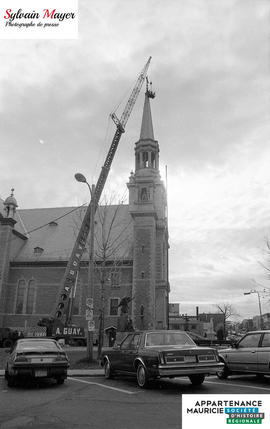 Grue près d'une église