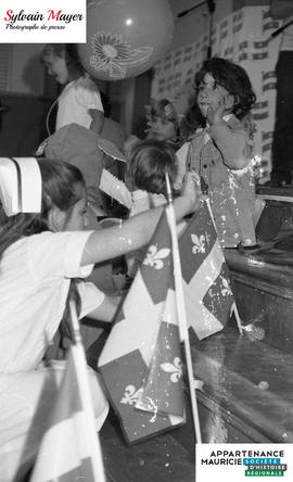 Enfants avec des drapeaux