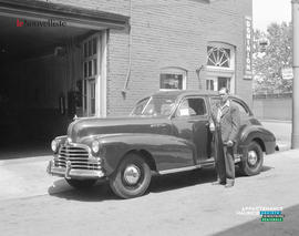 001 - Un homme et une voiture