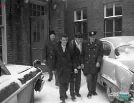 004 - Suspect menotté