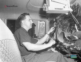001 - Homme qui conduit un véhicule