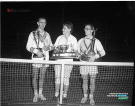 002 - Trois personnes debout derrière un filet de tennis