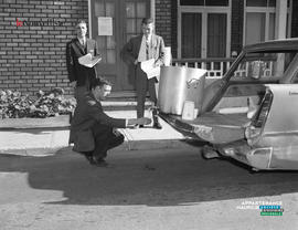 014 - Homme à côté d'une voiture