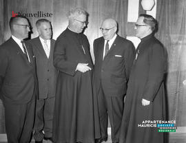 001 - Groupe d'hommes
