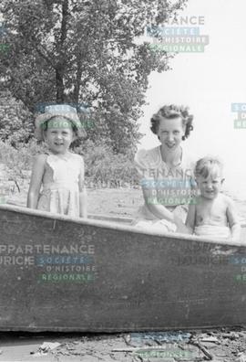 Dapne 3,5 years old ; Lawrence 2 years old ; mother