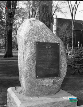 001 - Monument