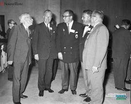 022 - Groupe d'hommes