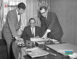 001 - Trois hommes à un bureau