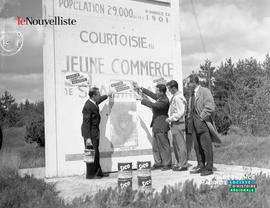 001 - Hommes peinturant panneau