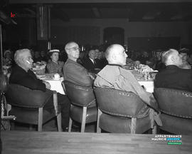 002 - Hommes sur des chaises
