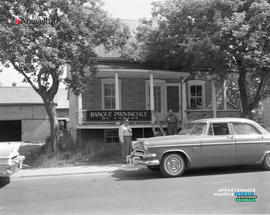 003 - Hommes avec une voiture