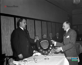 004 - Remise d'un écusson