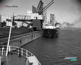 012 - Navire au port