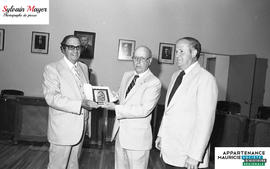 Homme recevant une plaque