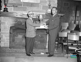 001 - Remise d'un trophée