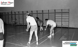 Personnes jouant au volleyball