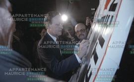 Jean Chrétien signe une affiche
