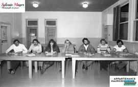 Personnes derrière une table