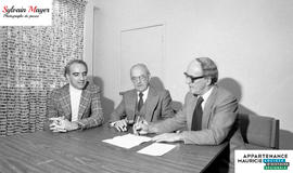 Hommes à un bureau