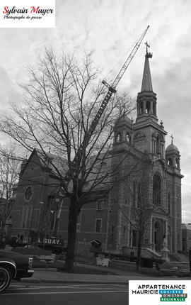 Grue près d'une église