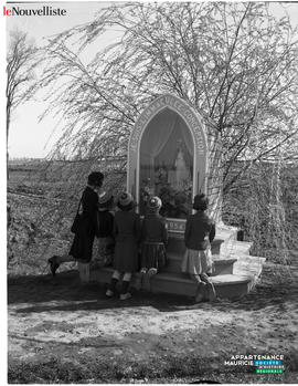 007 - Enfants priant la Vierge Marie