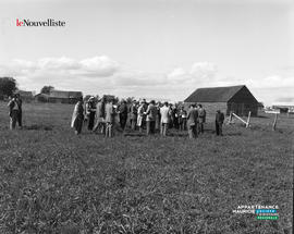 001 - Personnes dans un champ