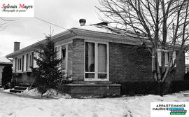 Maison avec des fenêtres endommagées