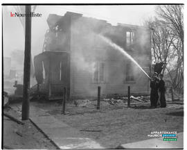 012 - Pompiers éteignent un incendie