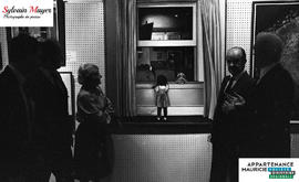 Personnes discutant devant un tableau