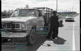 Hommes à côté d'un camion