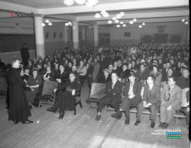 005 - Personnes assises dans une salle