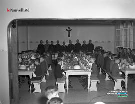 001 - Orphelins en train de manger