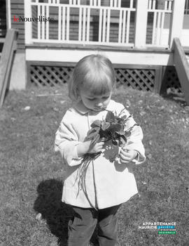 006 - Enfant avec fleurs