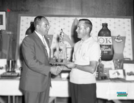 002 - Remise d'un trophée