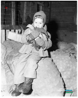 001 - Enfant et et poule