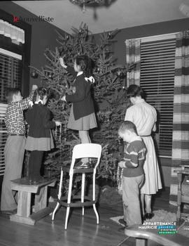 004 - Famille décorant un sapin de Noël