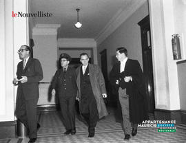 001 - Hommes dans un couloir