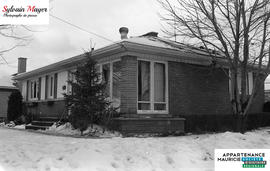 Maison avec des fenêtres endommagées