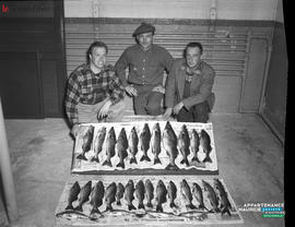 001 - Pêcheurs avec leurs poissons