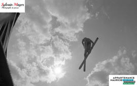 Personne sautant en ski
