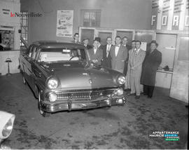 001 - Groupe de personnes et voiture