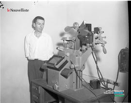 004 - Homme à côté d'une machine