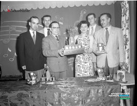 001 - Groupe de personnes et trophées