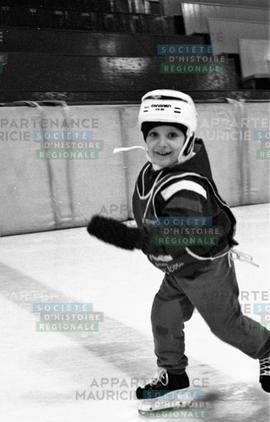 Jeune patineur regardant la caméra