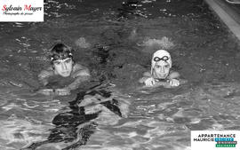 Personnes dans une piscine